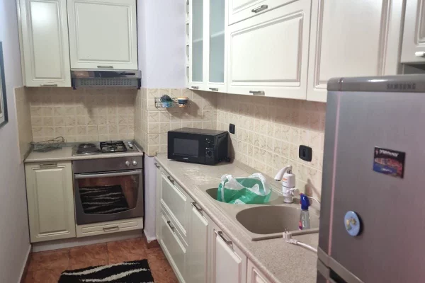Shtepi me qera Apartament ne Tirane, 2+1, Mobilimi E mobiluar, Pagesa 500  Euro.