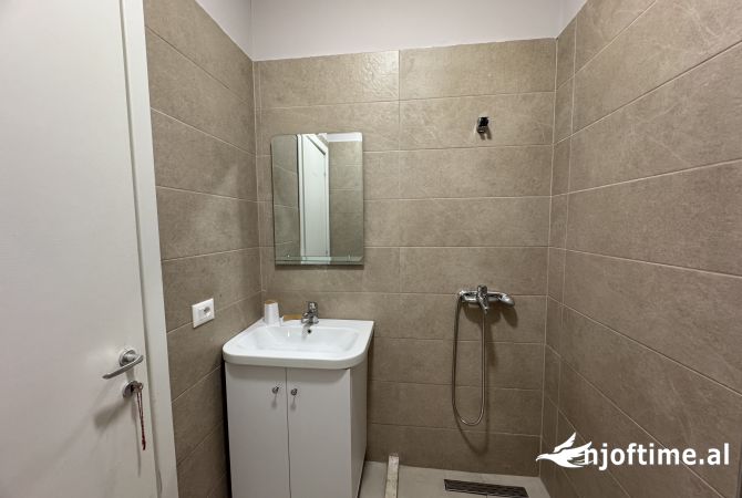 Shtepi ne shitje Apartament ne Tirane, 2+1, Mobilimi E mobiluar, Pagesa 150,000  Euro.