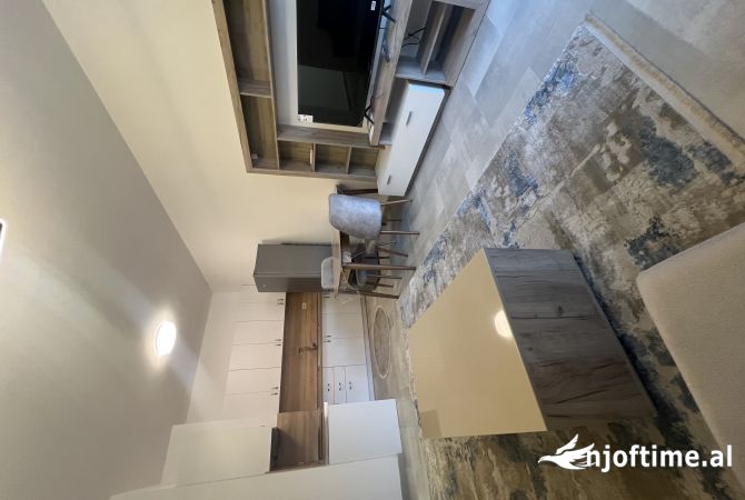 Shtepi me qera Penthose(kati i fundit panoramik) ne Tirane, 2+1, Mobilimi E mobiluar, Pagesa 600  Euro.