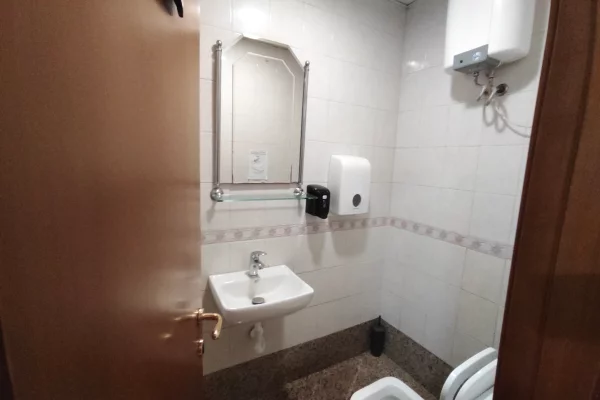 Shtepi me qera Apartament ne Tirane, 1+1, Mobilimi Pjeserisht e mobiluar, Pagesa 4,300  Euro.