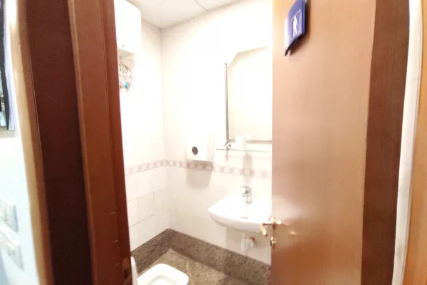 Shtepi me qera Apartament ne Tirane, 1+1, Mobilimi Pjeserisht e mobiluar, Pagesa 4,300  Euro.