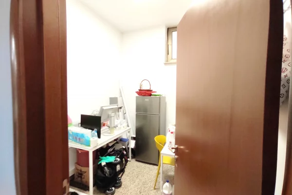 Shtepi me qera Apartament ne Tirane, 1+1, Mobilimi Pjeserisht e mobiluar, Pagesa 4,300  Euro.