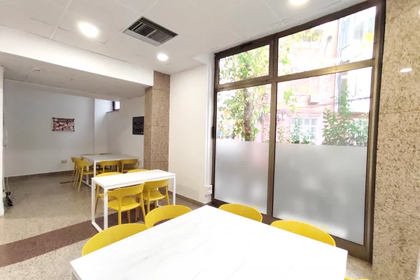 Shtepi me qera Apartament ne Tirane, 1+1, Mobilimi Pjeserisht e mobiluar, Pagesa 4,300  Euro.