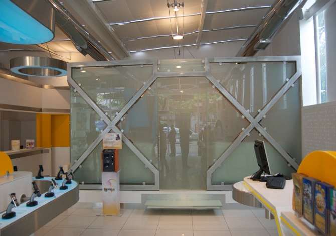 Ofrojme punime xhami dhe duralumini, sherbime si fasada xhami, te ventiluara, te strukturuara; xhama termik, akustik etj.