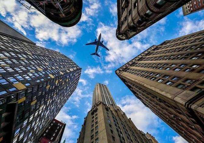 Agjensi Udhetimi ofron bileta avioni/trageti/autobusi. 