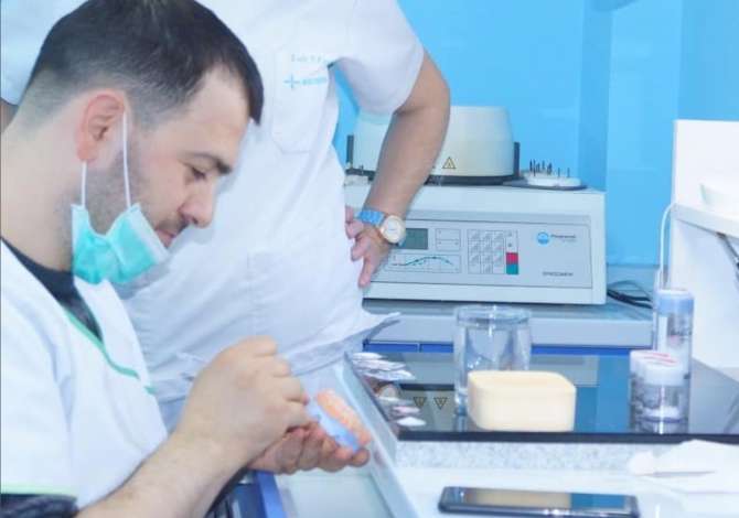 Poliklinika dentare ofron sherbime ne proteze,kirurgji ortodenci,terapi radiologji