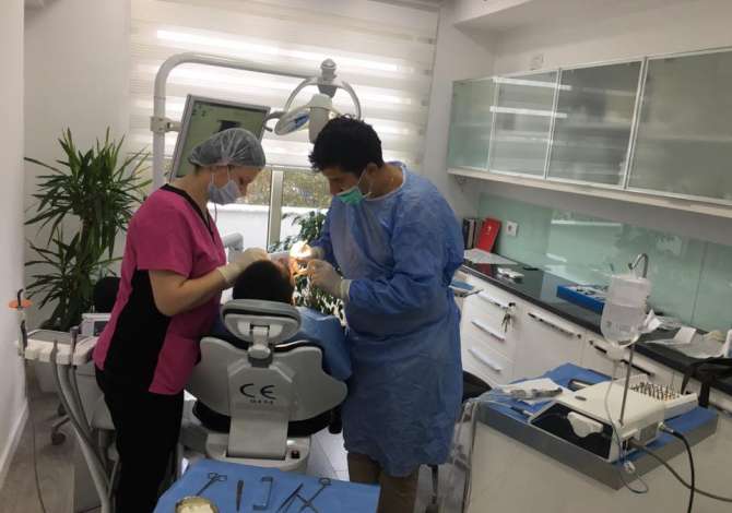 Klinika dentare Xholi ju ofron nje game sherbimesh cilesore per Mbushje, Impante, Zbardhim, Heqje etj.