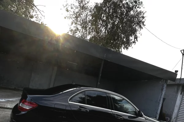 Makina ne shitje ne Tirane, Mercedes-Benz, 2010 gasoline-gas,Kambio Automatik Pagesa 780,000  Leke.