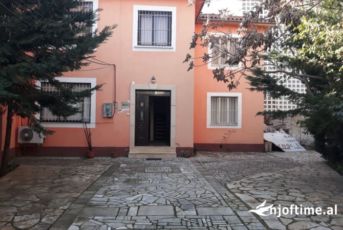 Ambient biznesi me qera 3+1 ne Tirane - 1,000 Euro