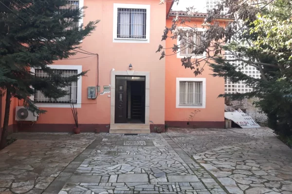 Ambient biznesi me qera 3+1 ne Tirane - 1,200 Euro