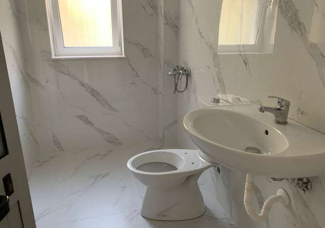 Ambient biznesi 75 m2 NETO per shitje perball shkolles Harry Fultz