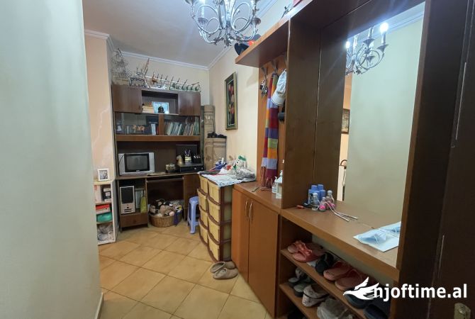 Shtepi ne shitje Apartament ne Tirane, 2+1, Mobilimi E mobiluar, Pagesa 120,000  Euro.