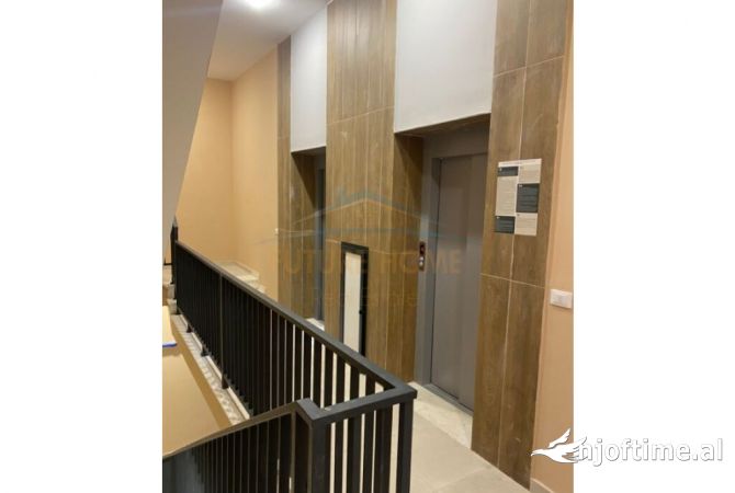 Ambient 2+1+2+post parkimi per zyra tek stacioni i trenit,Rruga Karl Gega