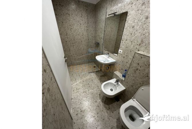 Shtepi ne shitje Apartament ne Tirane, 2+1, Mobilimi E mobiluar, Pagesa 240,000  Euro.