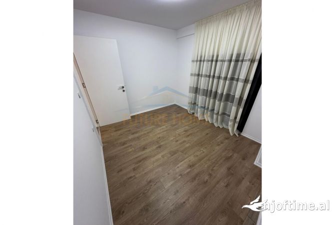 Shtepi ne shitje Apartament ne Tirane, 2+1, Mobilimi E mobiluar, Pagesa 240,000  Euro.