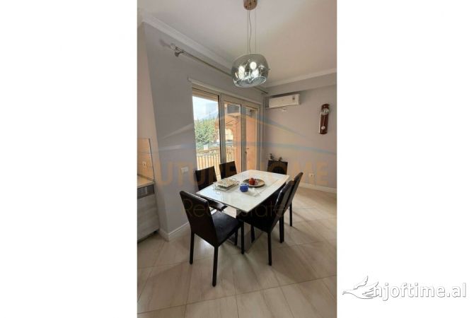 Shtepi ne shitje Apartament ne Tirane, 2+1, Mobilimi E mobiluar, Pagesa 192,000  Euro.