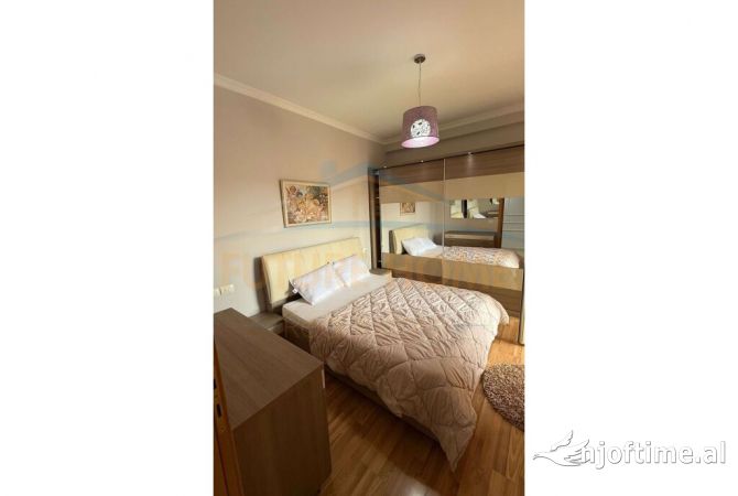 Shtepi ne shitje Apartament ne Tirane, 2+1, Mobilimi E mobiluar, Pagesa 192,000  Euro.