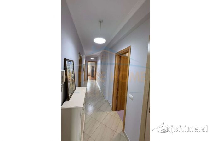 Shtepi ne shitje Apartament ne Tirane, 2+1, Mobilimi E mobiluar, Pagesa 192,000  Euro.