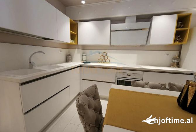 Shtepi me qera 2+1 ne Tirane - 1,500 Euro