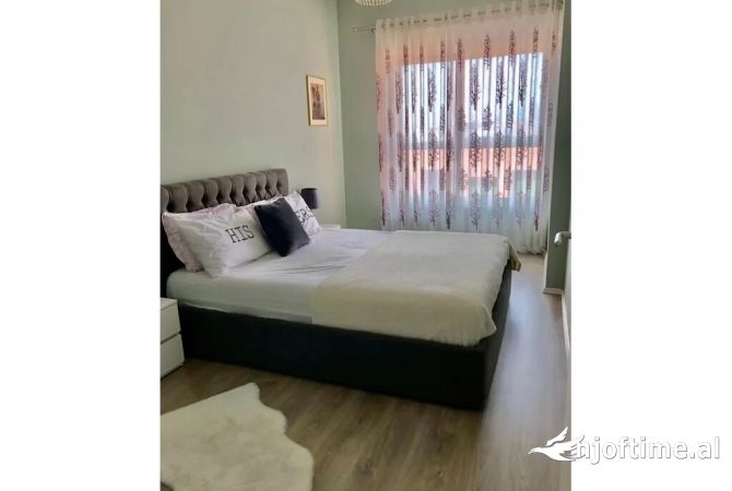Shtepi ne shitje Apartament ne Tirane, 2+1, Mobilimi E mobiluar, Pagesa 125,000  Euro.
