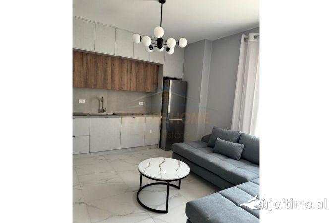 Shtepi me qera Apartament ne Tirane, 2+1, Mobilimi E mobiluar, Pagesa 800  Euro.