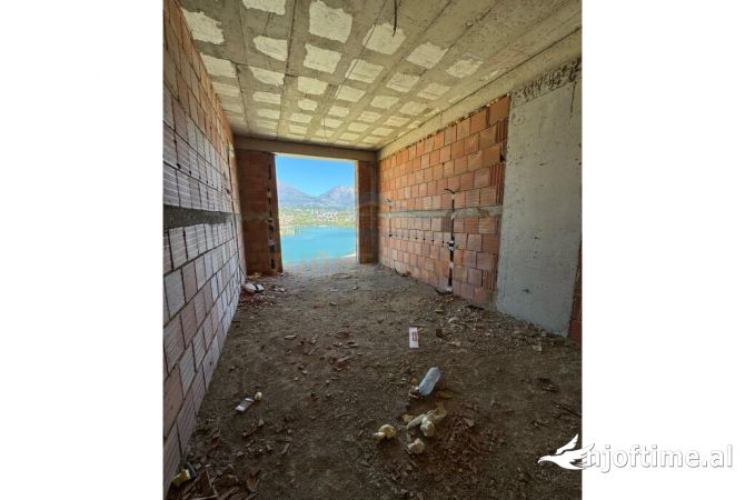 Shtepi ne shitje Vila Luksoze ne Tirane, 3+1, Mobilimi Bosh, pa mobiluar, Pagesa 450,000  Euro.