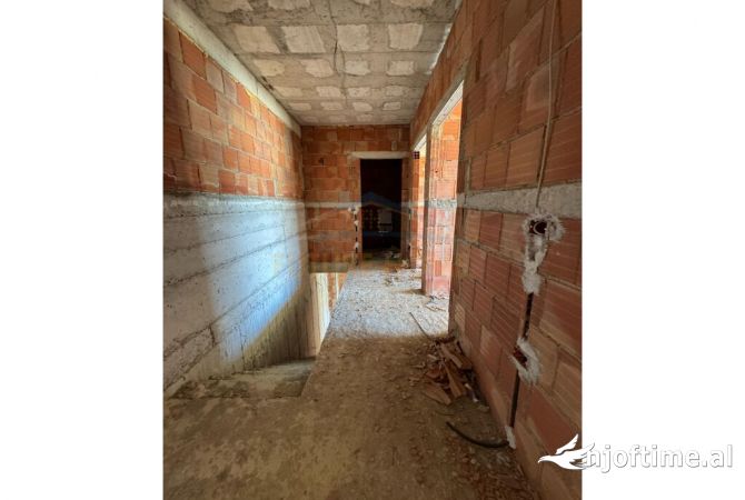 Shtepi ne shitje Vila Luksoze ne Tirane, 3+1, Mobilimi Bosh, pa mobiluar, Pagesa 450,000  Euro.