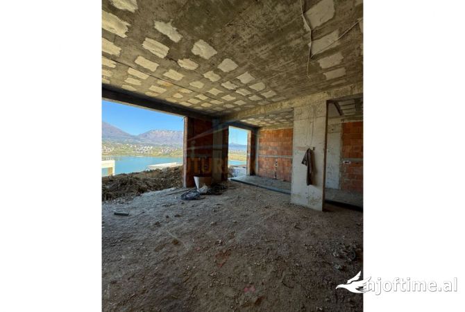 Shtepi ne shitje Vila Luksoze ne Tirane, 3+1, Mobilimi Bosh, pa mobiluar, Pagesa 450,000  Euro.