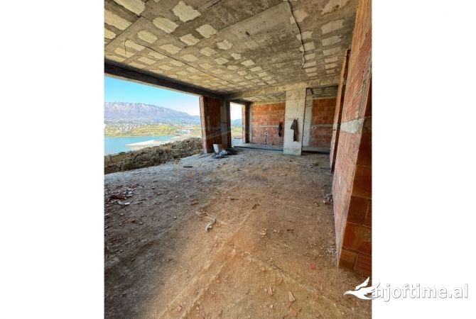 Shtepi ne shitje Vila Luksoze ne Tirane, 3+1, Mobilimi Bosh, pa mobiluar, Pagesa 450,000  Euro.