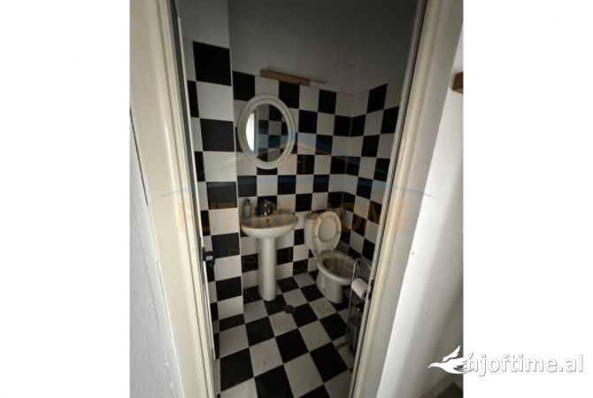 Ambient biznesi me qera 3+1 ne Tirane - 1,000 Euro