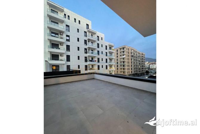 Ambient biznesi me qera 3+1 ne Tirane - 1,150 Euro