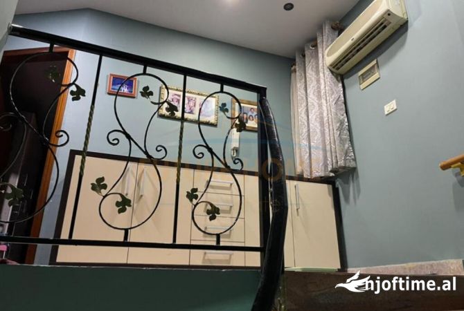 Shtepi me qera Duplex(shtepi me 2 kate) ne Tirane, 3+1, Mobilimi E mobiluar, Pagesa 1,000  Euro.