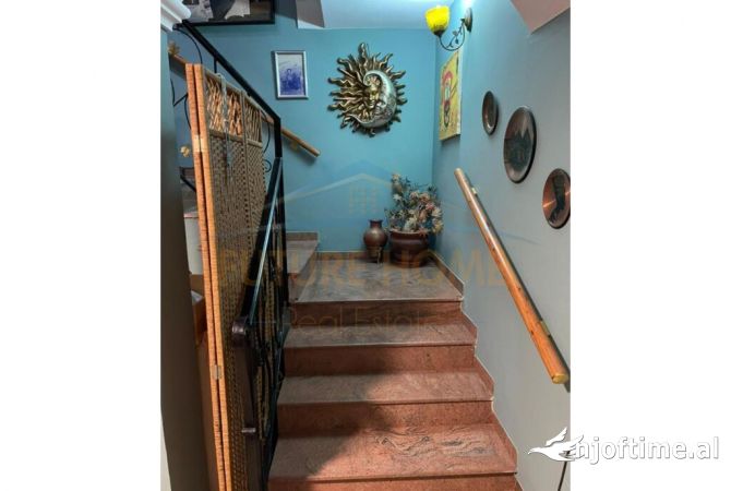 Shtepi me qera Duplex(shtepi me 2 kate) ne Tirane, 3+1, Mobilimi E mobiluar, Pagesa 1,000  Euro.