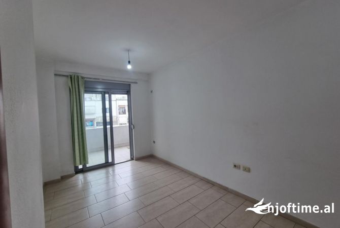Shtepi ne shitje Apartament ne Tirane, 1+1, Mobilimi Bosh, pa mobiluar, Pagesa 89,000  Euro.