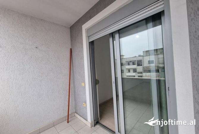 Shtepi ne shitje Apartament ne Tirane, 1+1, Mobilimi Bosh, pa mobiluar, Pagesa 89,000  Euro.