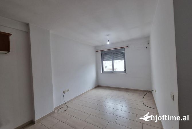 Shtepi ne shitje Apartament ne Tirane, 1+1, Mobilimi Bosh, pa mobiluar, Pagesa 89,000  Euro.
