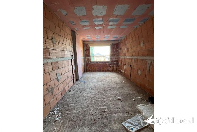 Shtepi ne shitje Apartament ne Tirane, 2+1, Mobilimi Bosh, pa mobiluar, Pagesa 111,600  Euro.