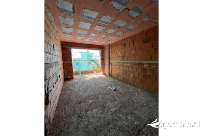 Shtepi ne shitje Apartament ne Tirane, 2+1, Mobilimi Bosh, pa mobiluar, Pagesa 111,600  Euro.