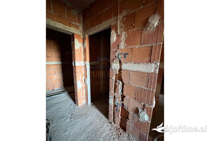 Shtepi ne shitje Apartament ne Tirane, 2+1, Mobilimi Bosh, pa mobiluar, Pagesa 111,600  Euro.