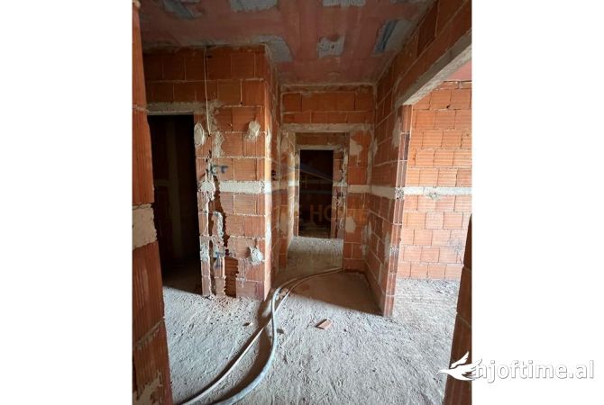 Shtepi ne shitje Apartament ne Tirane, 2+1, Mobilimi Bosh, pa mobiluar, Pagesa 111,600  Euro.