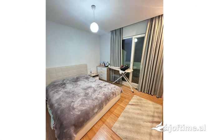 Shtepi ne shitje Apartament ne Tirane, 2+1, Mobilimi E mobiluar, Pagesa 140,000  Euro.