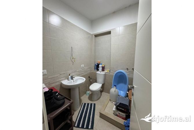 Shtepi ne shitje Apartament ne Tirane, 3+1, Mobilimi E mobiluar, Pagesa 230,000  Euro.