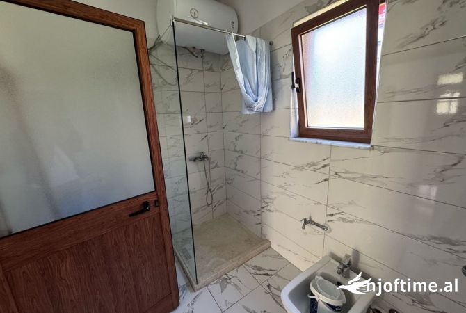 Shtepi me qera Apartament ne Tirane, 2+1, Mobilimi Pjeserisht e mobiluar, Pagesa 400  Euro.