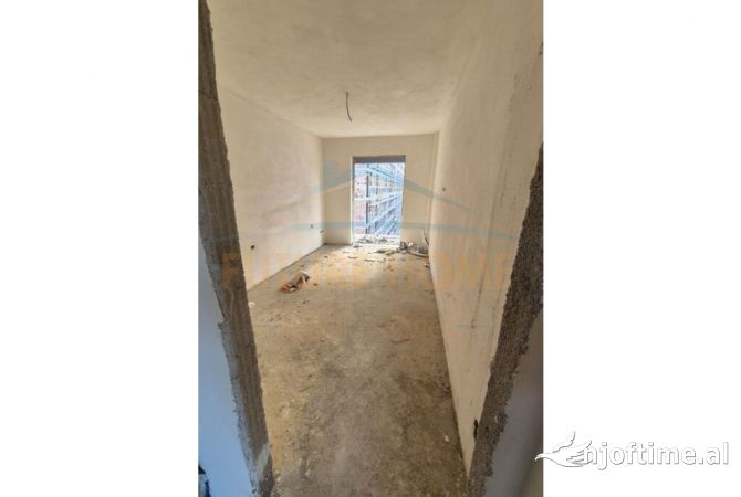 Shtepi ne shitje Apartament ne Tirane, 3+1, Mobilimi Bosh, pa mobiluar, Pagesa 130,000  Euro.