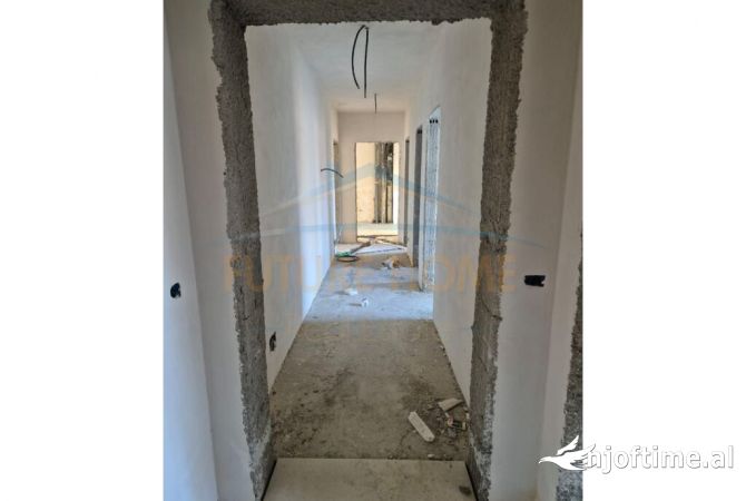 Shtepi ne shitje Apartament ne Tirane, 3+1, Mobilimi Bosh, pa mobiluar, Pagesa 130,000  Euro.