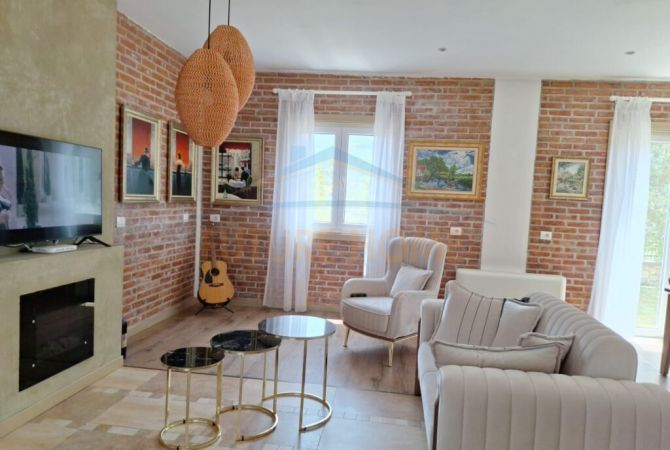 Shtepi me qera Vila Luksoze ne Tirane, 4+1, Mobilimi E mobiluar, Pagesa 3,000  Euro.