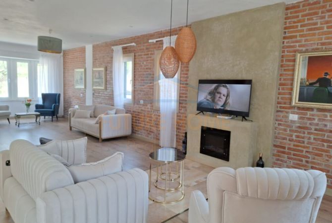 Shtepi me qera Vila Luksoze ne Tirane, 4+1, Mobilimi E mobiluar, Pagesa 3,000  Euro.