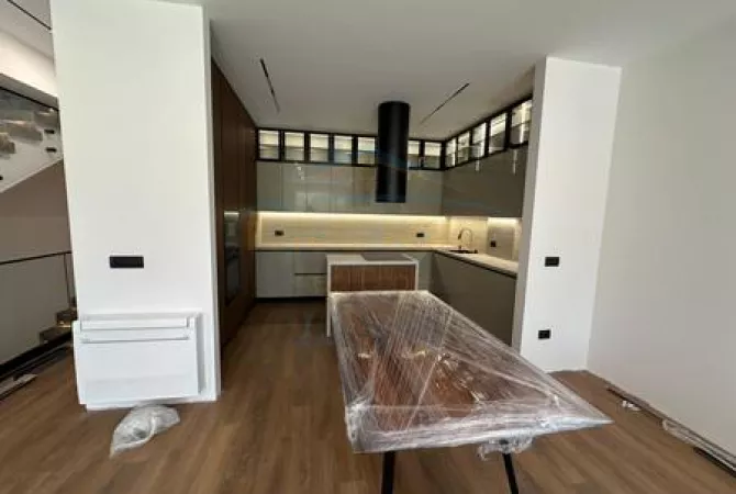 Shtepi ne shitje Vila Luksoze ne Tirane, 3+1, Mobilimi Pjeserisht e mobiluar, Pagesa 1,300,000  Euro.