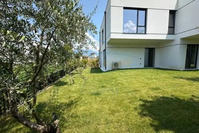 Shtepi ne shitje Vila Luksoze ne Tirane, 3+1, Mobilimi Pjeserisht e mobiluar, Pagesa 1,300,000  Euro.