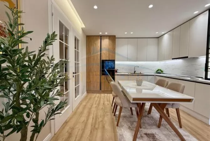 Shtepi ne shitje Apartament ne Tirane, 2+1, Mobilimi E mobiluar, Pagesa 253,000  Euro.